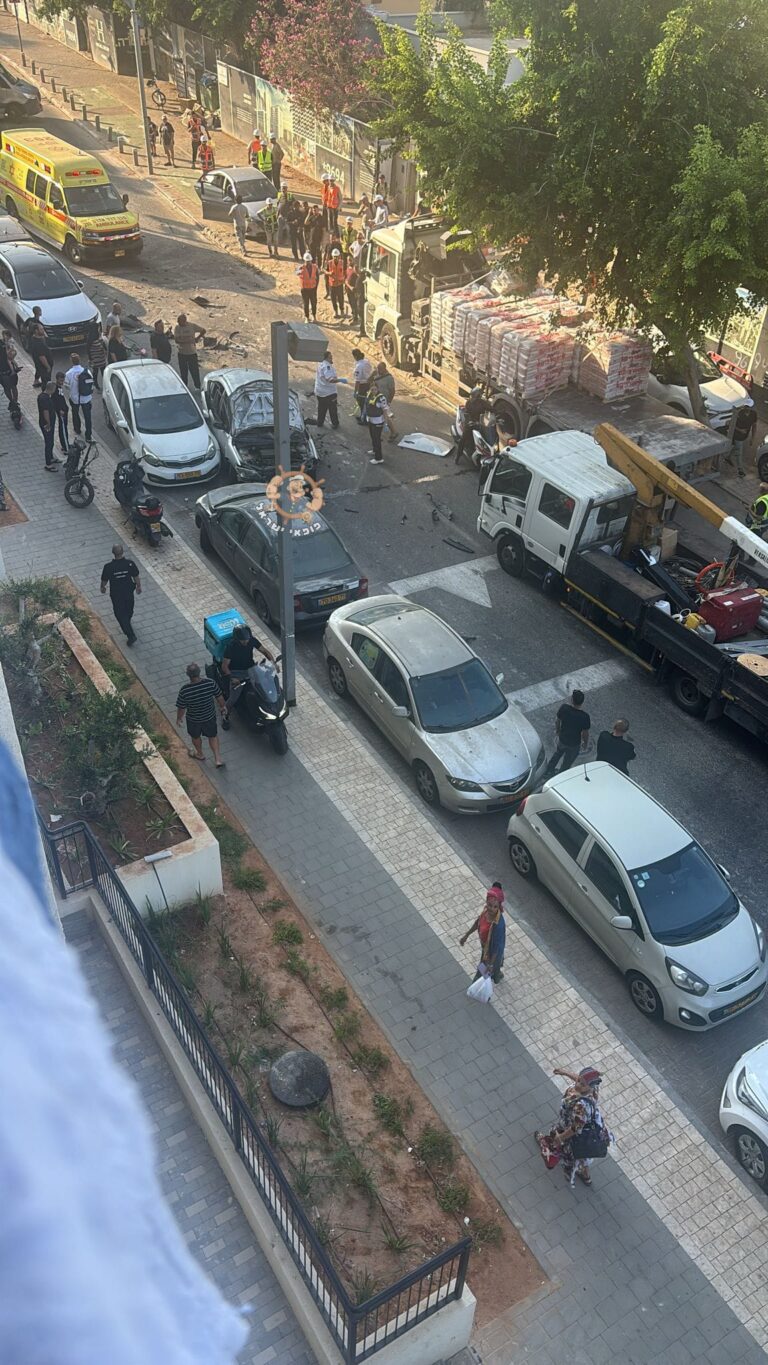 כוחות משטרה פועלים בזירת פיצוץ רכב ברחוב סהרון ביפו