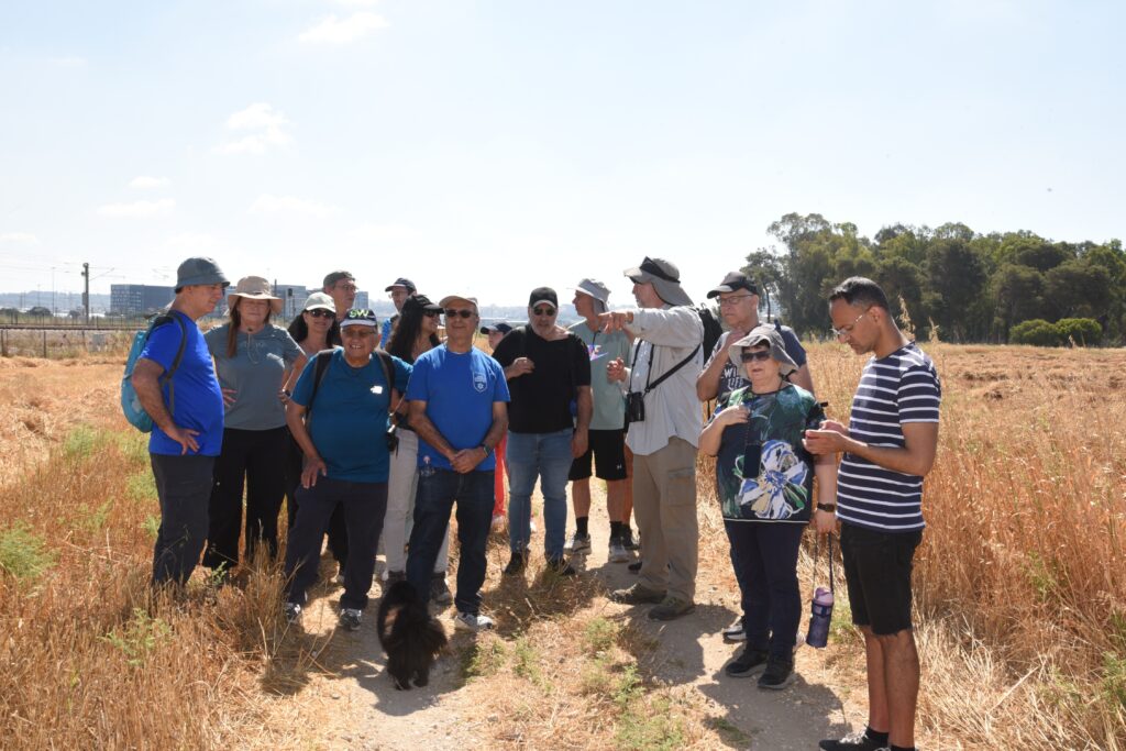משתתפי פסטיבל “בשביל הירקון” בראש העין, בסיורי טבע, עששיות ופעילויות קהילתיות לאורך נחל רבה והירקון.