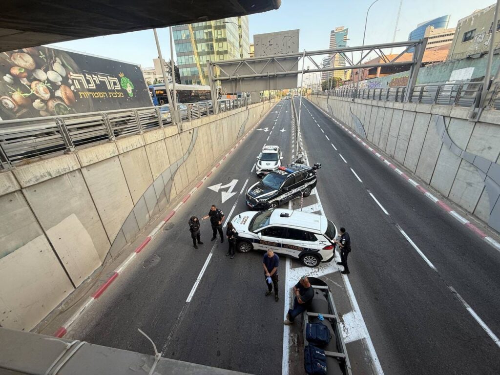 כוחות משטרה פועלים בכניסה למנהרת לה גוארדיה לאחר איתור גופת גבר במקום