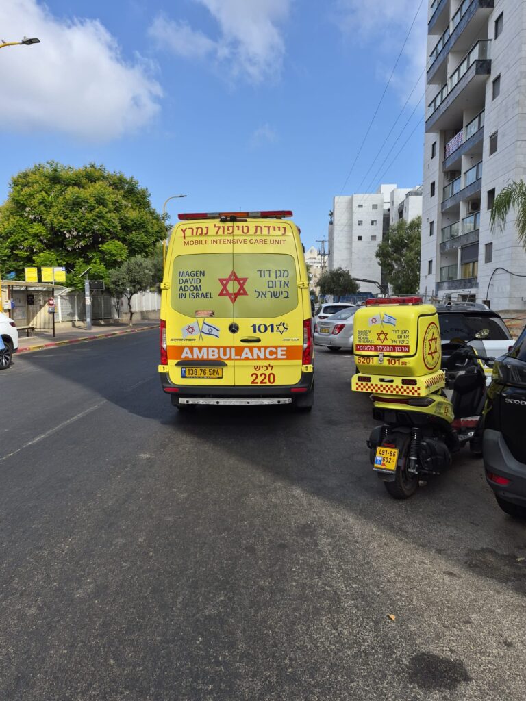 כונני הצלה ומד"א בזירת האירוע בבניין מגורים באשדוד לאחר החייאת גבר שהתמוטט