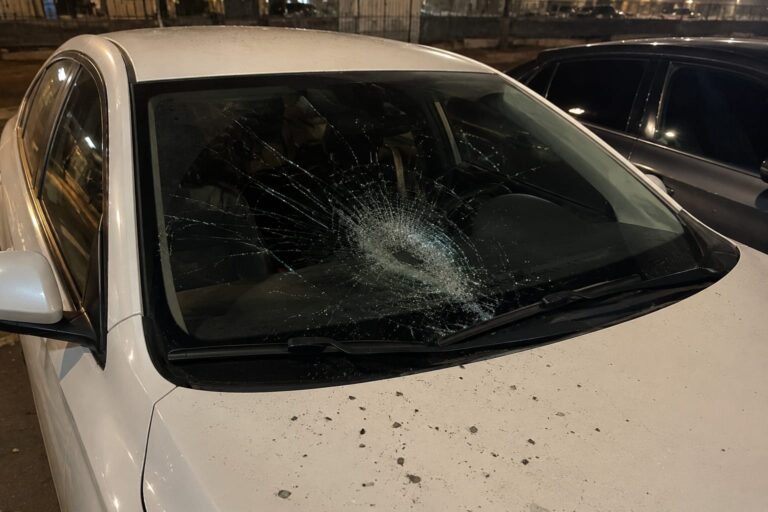 כלי רכב שניזוק בשכונת השחמון באילת לאחר השלכת בלון שבתוכו אבן לעבר הכביש
