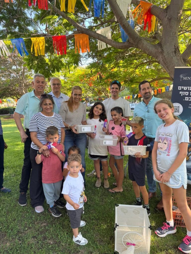 ילדים בגבעת שמואל משחררים יתושים זכרים מעוקרים במסגרת פעילות הדברה ביולוגית בגינת ויסמונסקי