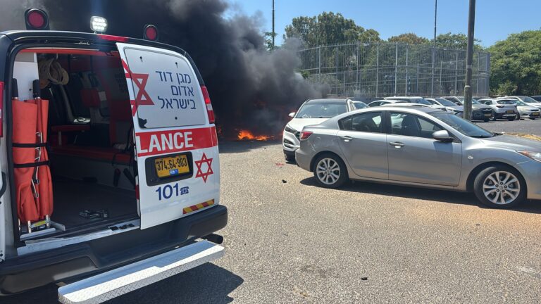 כוחות מד"א ומשטרה בזירת פיצוץ רכב ברחוב הלוחמים בחולון.
