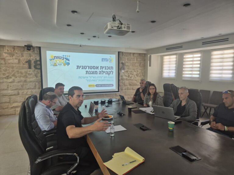 צוותי המועצה המקומית גדרה נערכים לפעילות קיץ בטוחה לילדים ובני נוער ברחבי המושבה