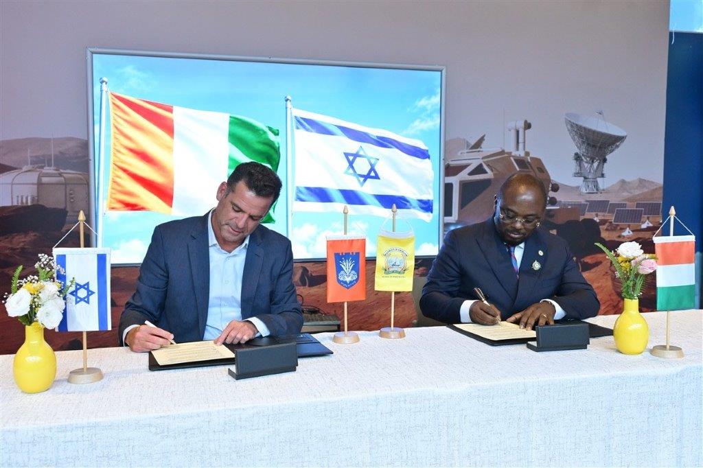 מעמד חתימת ברית הערים התאומות בין נתניה לפורט־בואה שבחוף השנהב