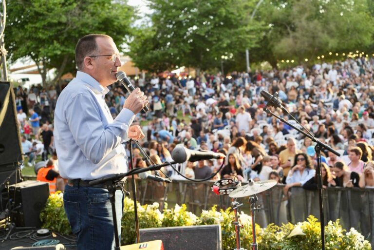 משפחות ותושבים משתתפים באירוע קיץ עירוני בגבעתיים עם מופעי מוזיקה ופעילויות קהילה