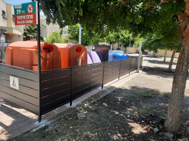 אחת מעמדות המחזור החדשות שהוצבו במודיעין מכבים רעות כחלק מהרחבת מערך המחזור העירונ
