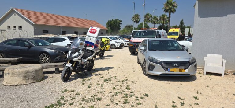 כונני הצלה בזירת האירוע בתעשיון ראם לאחר החייאת גבר שהתמוטט