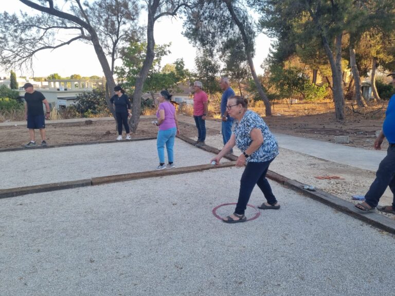 ותיקות וותיקים משחקים פטאנק במגרש החדש שהוקם במושב סגולה