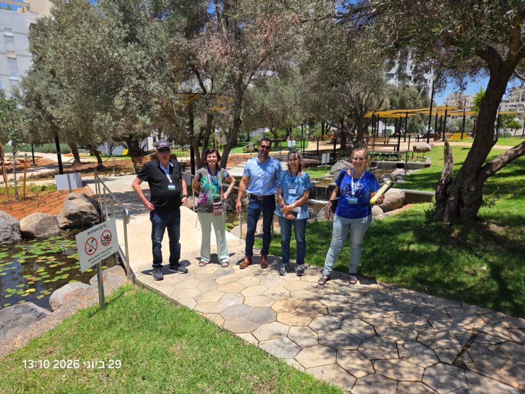 חברי ועדת השיפוט של תחרות "ישראל יפה" במהלך סיור מקצועי בגבעת שמואל
