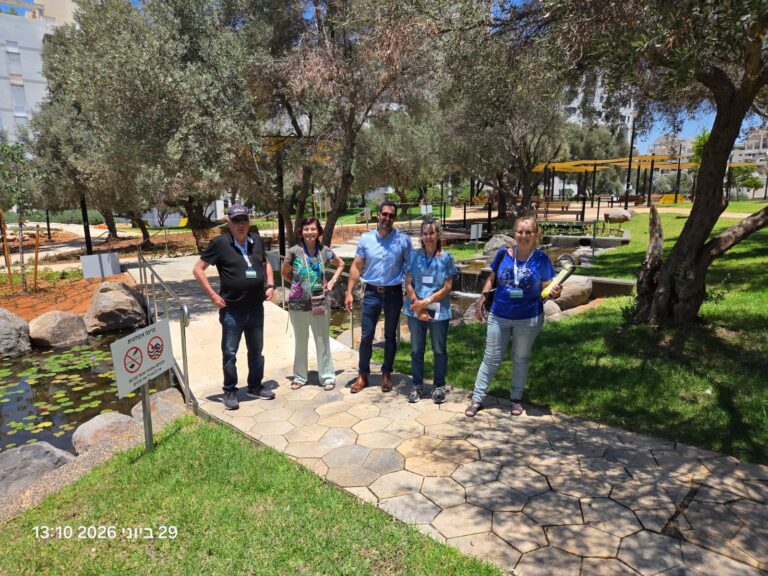 חברי ועדת השיפוט של תחרות "ישראל יפה" במהלך סיור מקצועי בגבעת שמואל