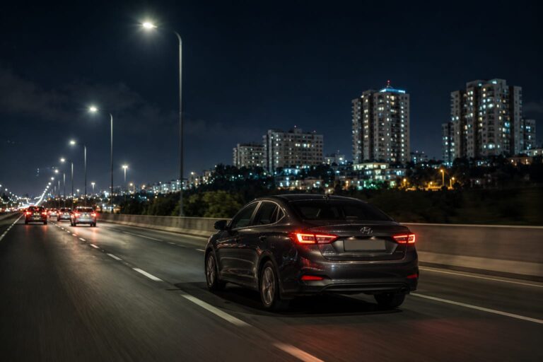 אילוסטרציה של רכב בכביש מהיר בלילה, על רקע נתוני גניבות הרכב באזור ראש העין