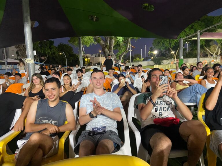 בוגרי י"ב מאור יהודה בכנס המתגייסים העירוני בבריכה העירונית