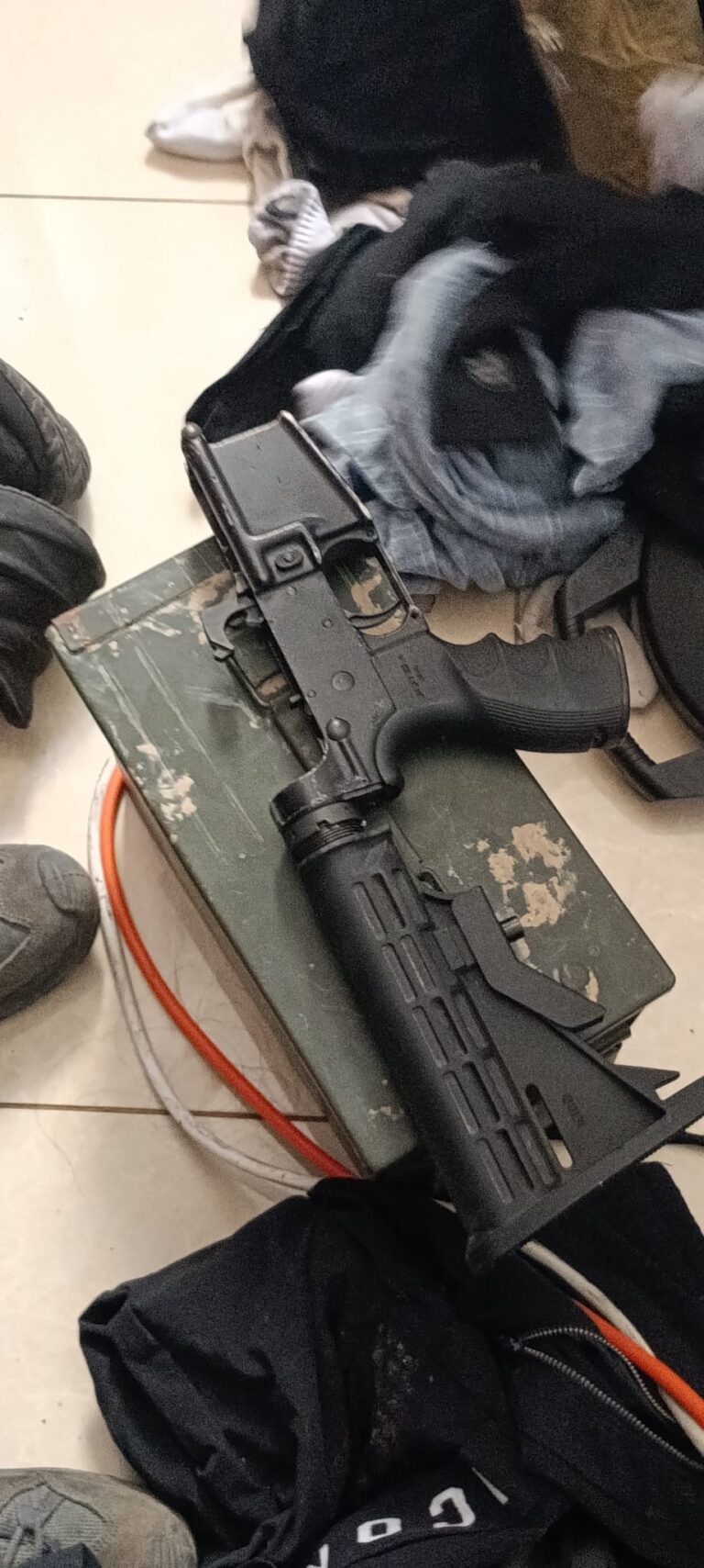 התחמושת וחלקי הנשק שנתפסו בדירת מגורים ברמלה במהלך פעילות המשטרה
