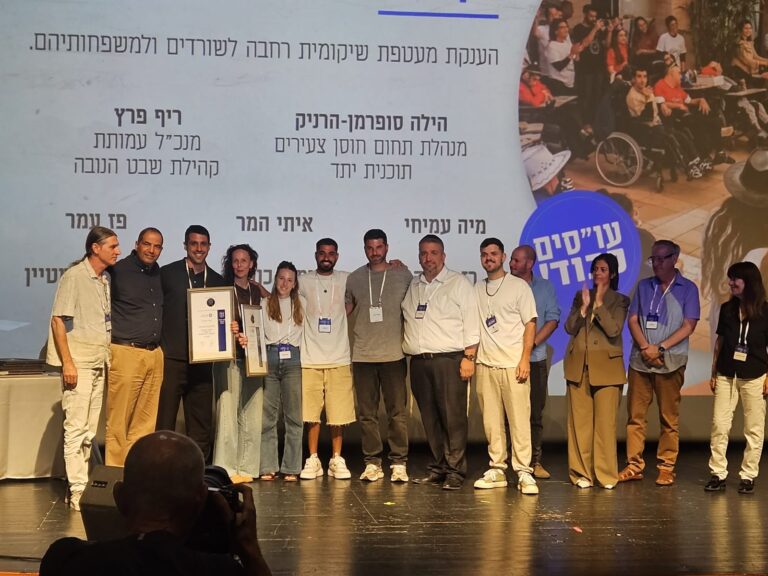 נציגי עמותת קהילת שבט הנובה בטקס קבלת אות ההוקרה של משרד הרווחה במודיעין.