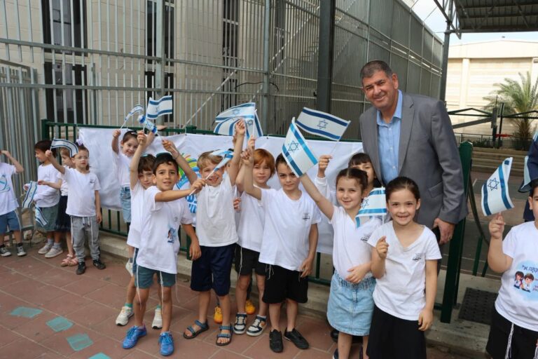 תלמידות ותלמידים בגבעת שמואל מסיימים את שנת הלימודים ויוצאים לחופשת הקיץ