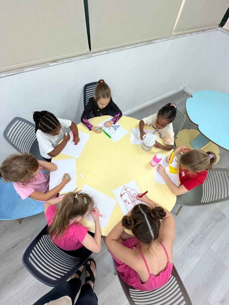 תלמידים משתתפים בפעילות לימודית וחברתית במסגרת מרכז צמיחה חינוכי