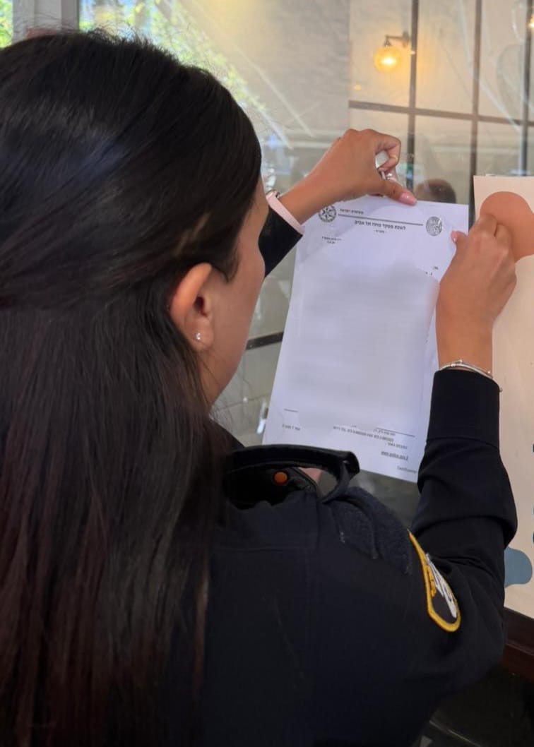 סגירת בית הקפה־מסעדה ברחוב לינקולן בתל אביב.