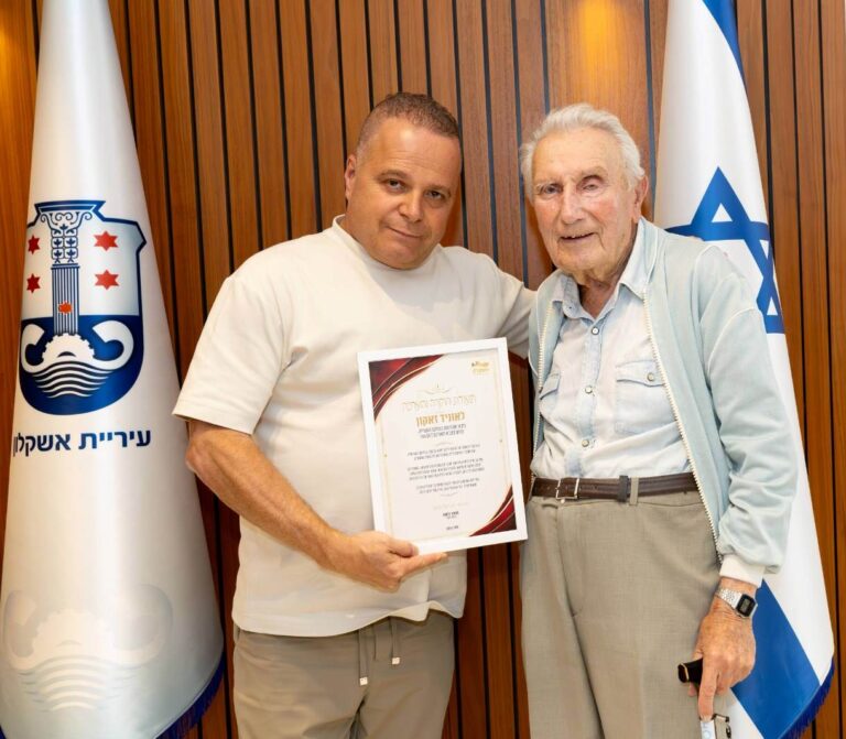 ראש עיריית אשקלון תומר גלאם מעניק תעודת הוקרה ללאוניד זאקון, בן 101, הישראלי האחרון שלחם בצבא האדום