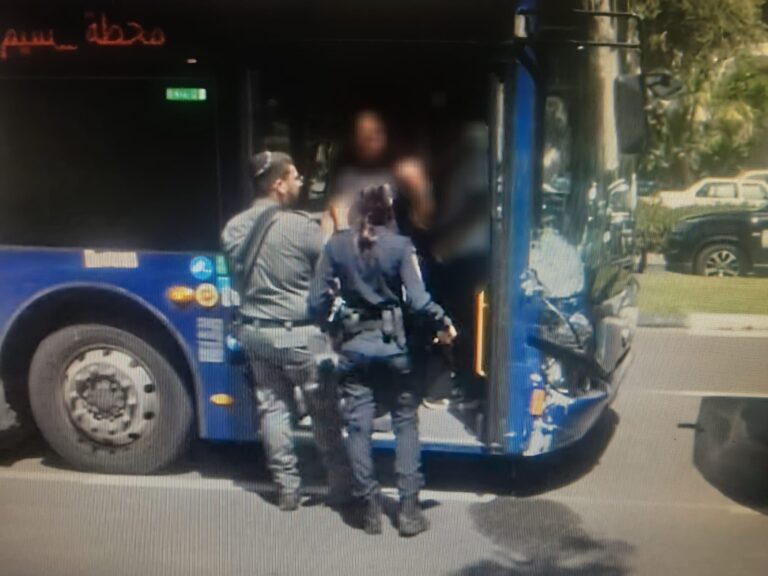 האוטובוס שעל פי החשד נגנב ממסוף בכניסה לתל אביב ונעצר לאחר שפגע במספר כלי רכב.