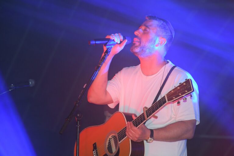 ישי ריבו מופיע על בימת אמפי יבנה מול אלפי צופים במהלך מופע פתיחת אירועי הקיץ