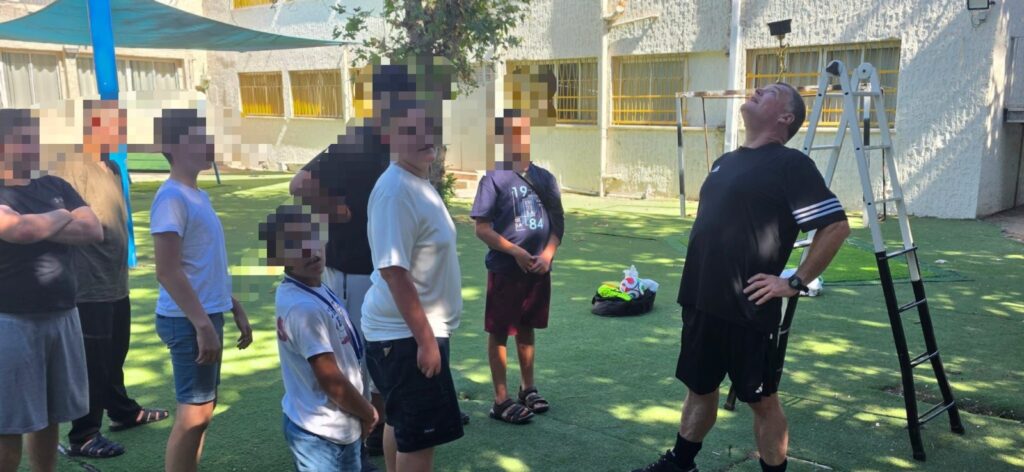 : עובדי חברת החשמל ודיירי מעון בית עדן ברמלה במהלך פעילות התנדבותית משותפת