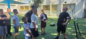 : עובדי חברת החשמל ודיירי מעון בית עדן ברמלה במהלך פעילות התנדבותית משותפת