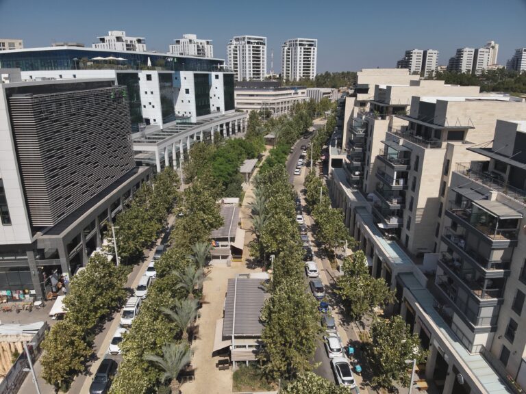 בתי קפה ועסקים במרכז העיר מודיעין מכבים רעות