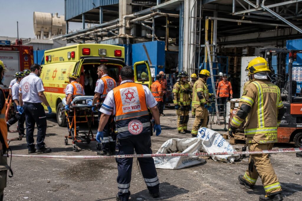 כוחות הצלה בזירת תאונת עבודה במפעל בחולון