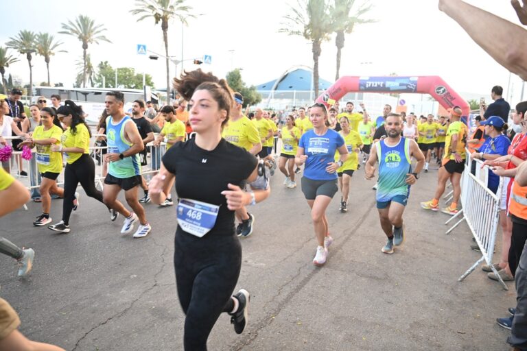 משתתפי מרוץ הלילה "מכבי RUN" בהרצליה במסגרת משחקי המכביה 2026.