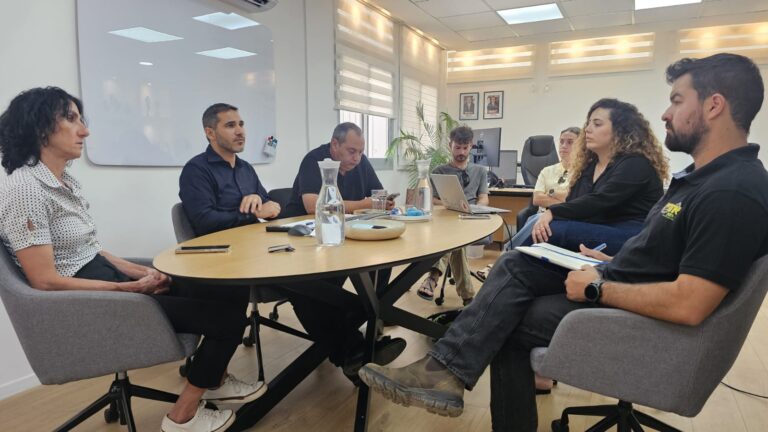 ראש העיר רועי גבאי וצוות מכינת אחריי! במפגש ההיערכות לפתיחת שנת הפעילות השלישית ביבנה