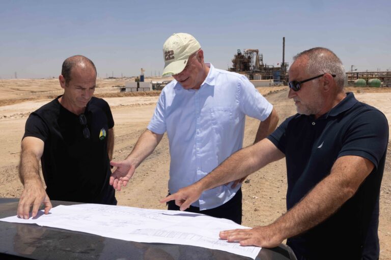 ראש מועצת נאות חובב תומר ביטון בסיור מקצועי באתר המיועד להקמת מתקן השבת פסולת לאנרגיה.