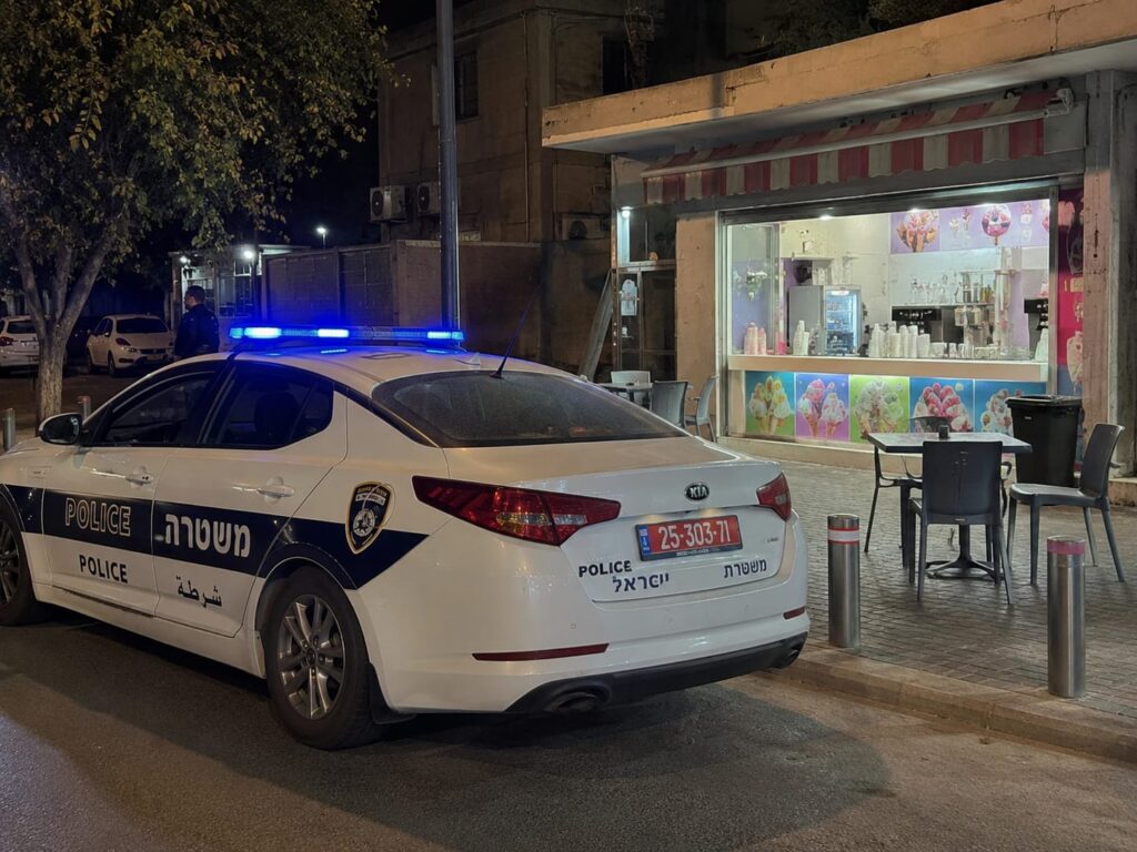ניידת משטרה סמוך לגלידרייה בדימונה שבה בוצע, על פי כתב האישום, השוד