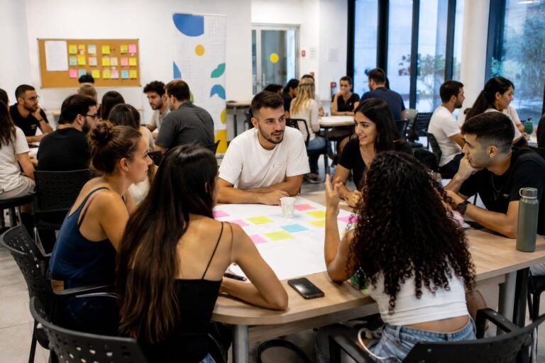 צעירות וצעירי רחובות משתתפים במפגש שיתוף ציבור של מרכז הצעירים "הפלטפורמה"