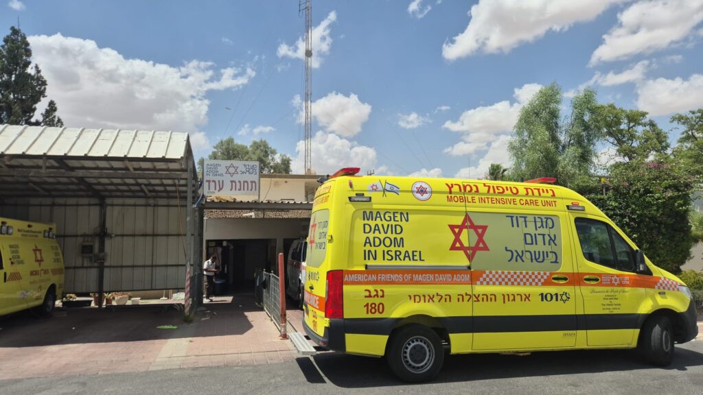 אמבולנס מד"א סמוך לתחנת מד"א בערד בעקבות פציעת צעיר שנפל מגובה