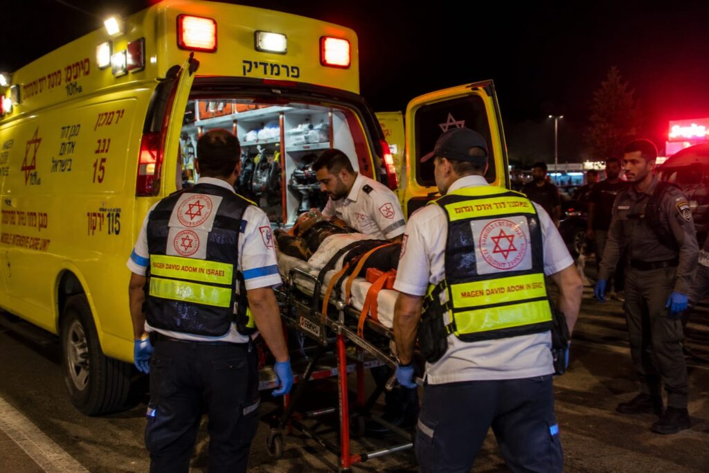 אמבולנס מד"א במהלך פינוי צעיר שנפצע קשה בתל שבע