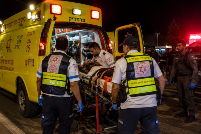 אמבולנס מד"א במהלך פינוי צעיר שנפצע קשה בתל שבע