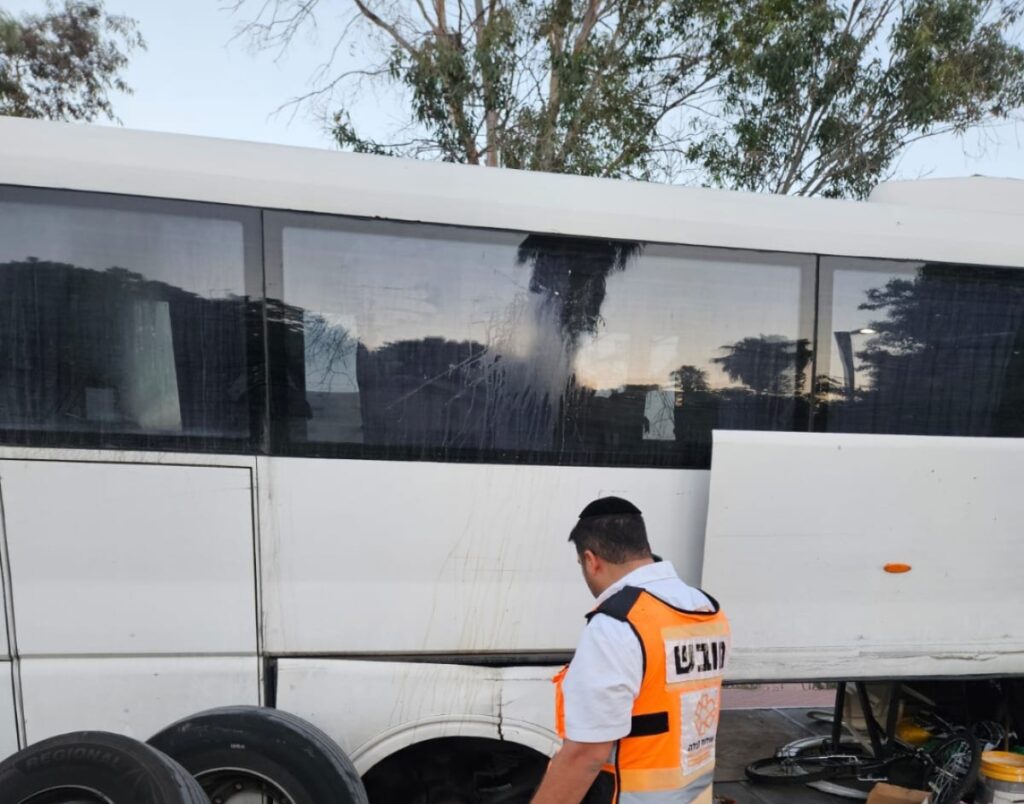 כוחות ההצלה והמשטרה בזירת התאונה הקטלנית במושב חפץ חיים