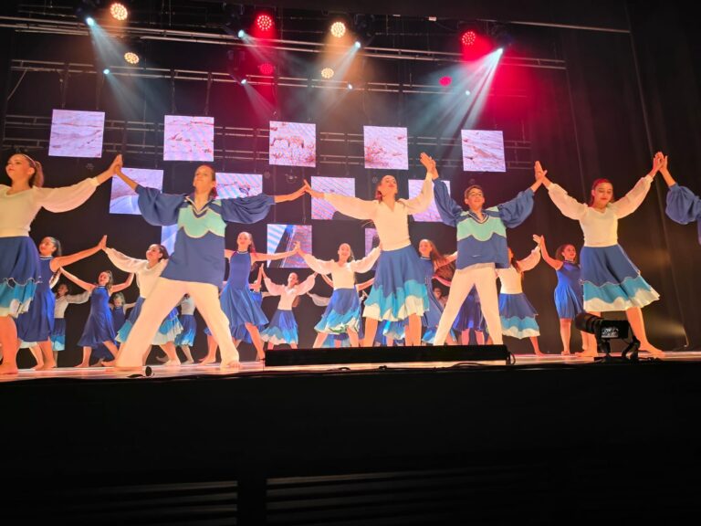 רקדני להקות "הורה רעים" חולון במופע הסיום "אחי ישראלי"