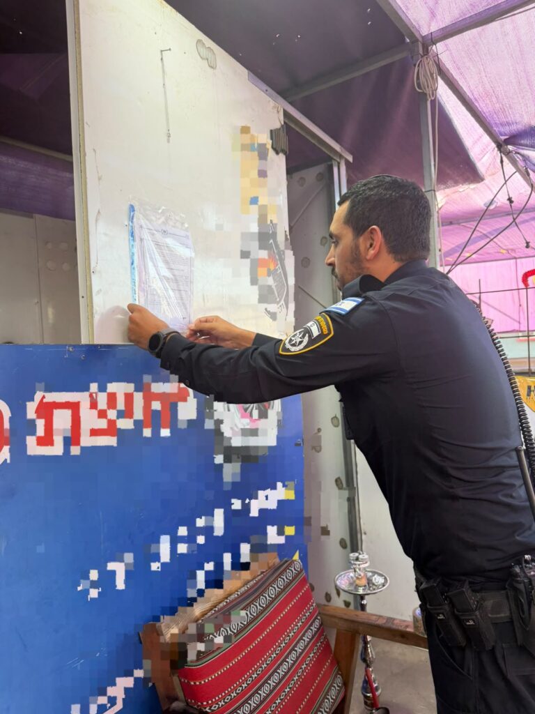 שוטרי תחנת קריית גת מדביקים צו סגירה מנהלי על פנצ'רייה בעיר