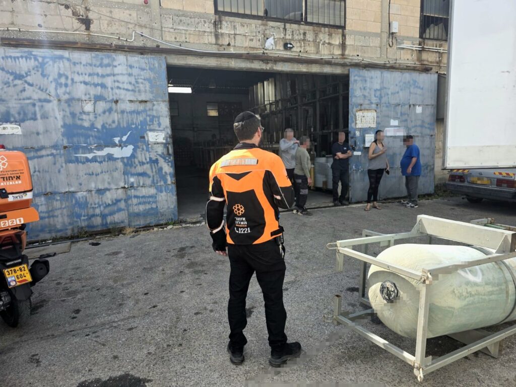 צוותי איחוד הצלה בזירת תאונת העבודה ברחוב דב דויטש בבת ים