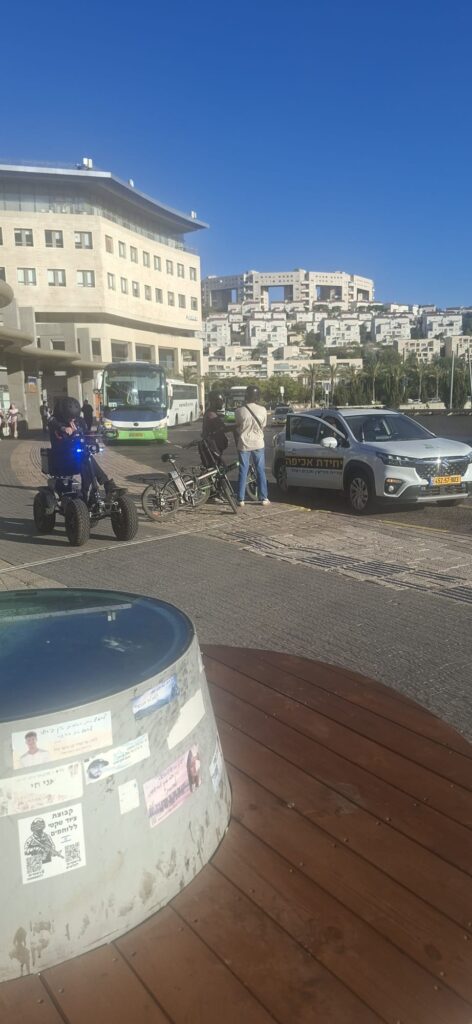 פקחי השיטור העירוני במודיעין מכבים רעות במהלך מבצע אכיפה נגד עבירות רכיבה על אופניים וקורקינטים חשמליים