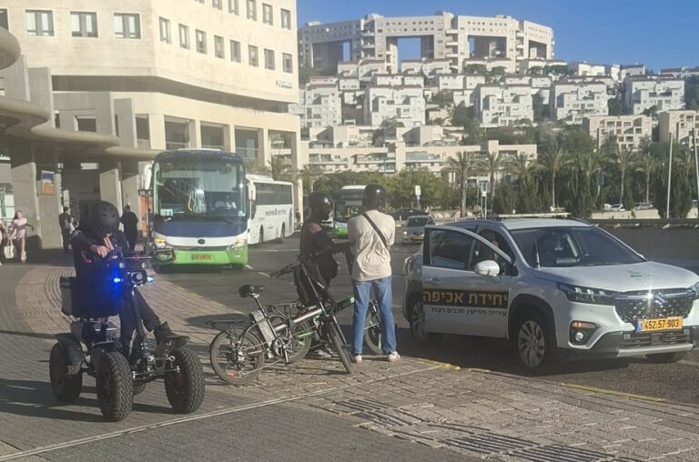 פקחי השיטור העירוני במודיעין מכבים רעות במהלך מבצע אכיפה נגד עבירות רכיבה על אופניים וקורקינטים חשמליים