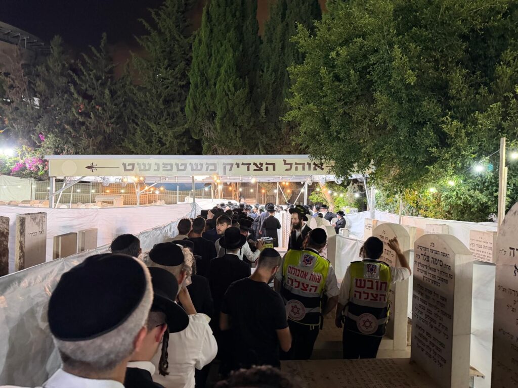 מתנדבי הצלה במהלך אבטחת הילולת הצדיק משטפנשט בבית העלמין נחלת יצחק בגבעתיים