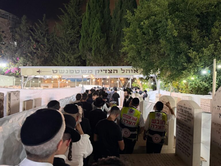 מתנדבי הצלה במהלך אבטחת הילולת הצדיק משטפנשט בבית העלמין נחלת יצחק בגבעתיים