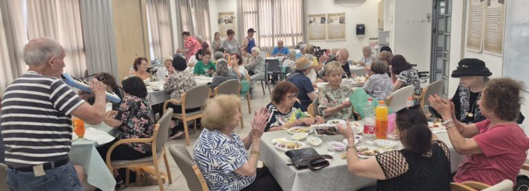 שורדות ושורדי שואה במפגש קיץ במועדון "קפה בגבעה" בגבעת שמואל