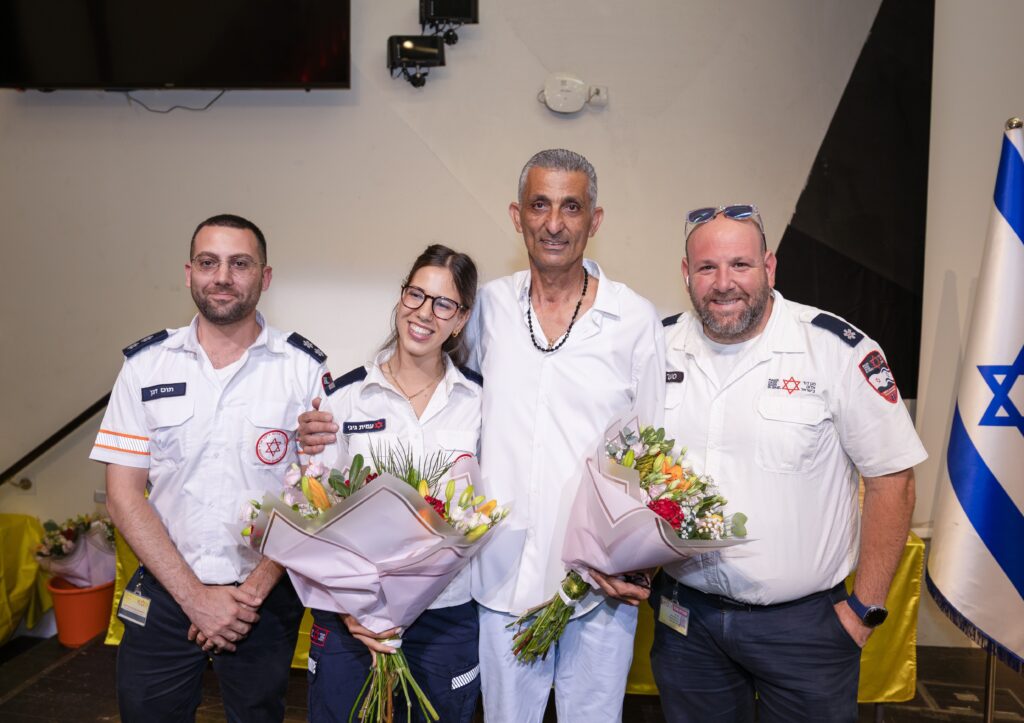 חיים סוכר מחולון במפגש עם הפראמדיקים של מד"א שהשתתפו בהצלת חייו