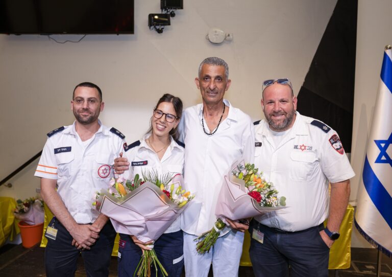 חיים סוכר מחולון במפגש עם הפראמדיקים של מד"א שהשתתפו בהצלת חייו