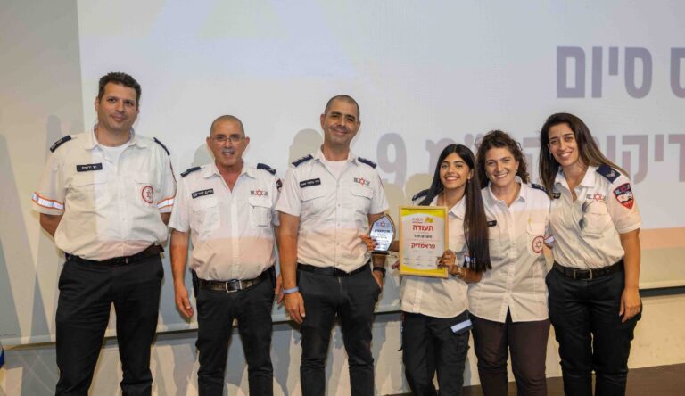 תהל משולם מראש העין בטקס סיום קורס הפראמדיקים של מד"א