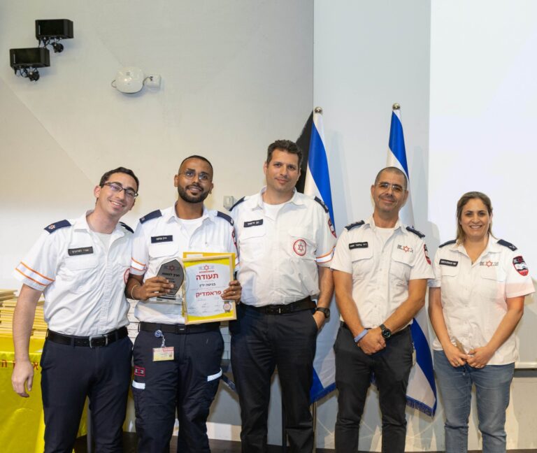 ירין בניטה משדרות בטקס סיום קורס הפראמדיקים של מד"א